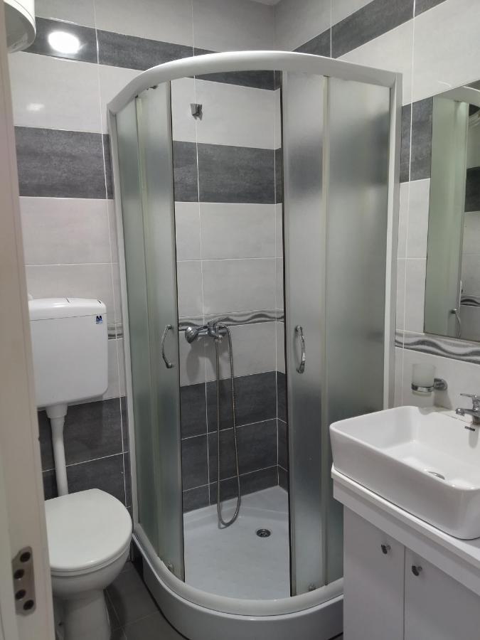 Atina Lux Hostel เลสโควัซ ภายนอก รูปภาพ