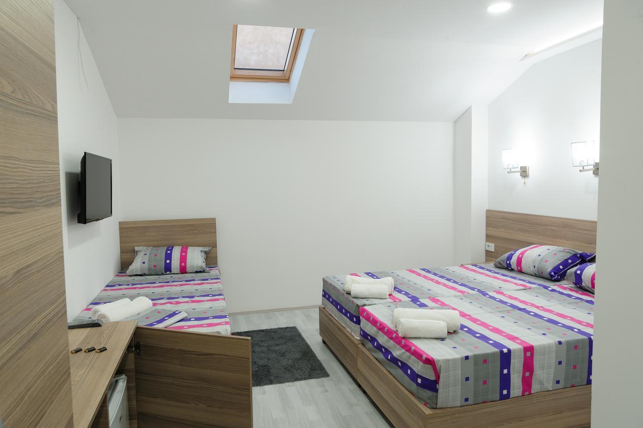 Atina Lux Hostel เลสโควัซ ภายนอก รูปภาพ