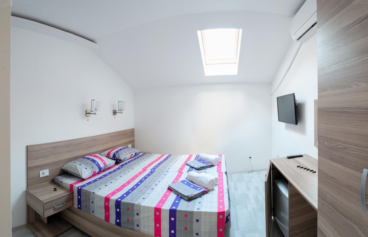 Atina Lux Hostel เลสโควัซ ภายนอก รูปภาพ